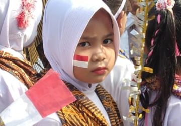 Keteguhan Bocil 6 Tahun Ini Tampar Jiwa Nasionalisme Netizen, Rela Gosong Pipinya Demi Meriahkan HUT RI Ke 81 13 Keteguhan Bocil 6 Tahun Ini Tampar Jiwa Nasionalisme Netizen, Rela Gosong Pipinya Demi Meriahkan HUT RI Ke 81