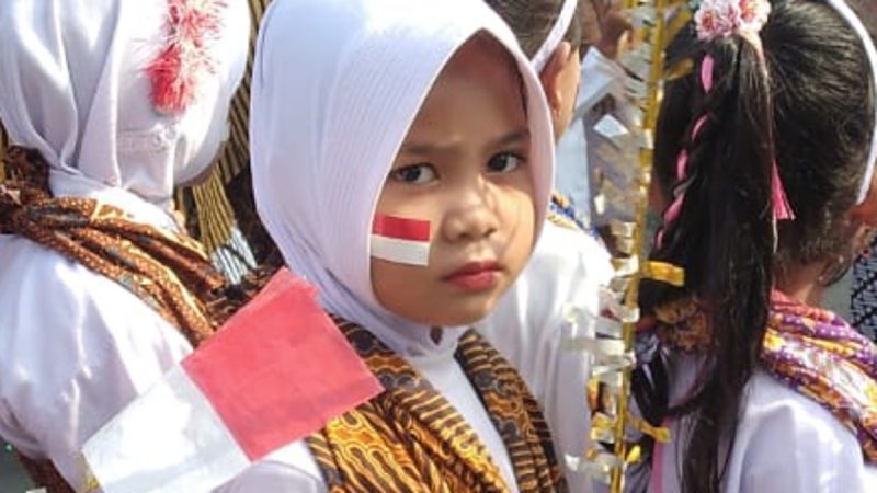 Keteguhan Bocil 6 Tahun Ini Tampar Jiwa Nasionalisme Netizen, Rela Gosong Pipinya Demi Meriahkan HUT RI Ke 81 11 Keteguhan Bocil 6 Tahun Ini Tampar Jiwa Nasionalisme Netizen, Rela Gosong Pipinya Demi Meriahkan HUT RI Ke 81