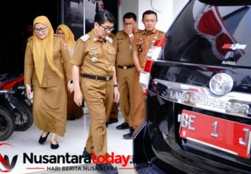 Bupati Hamartoni Sidak Kantor Kelurahan, Cek Kehadiran Pegawai dan Pelayanan Warga