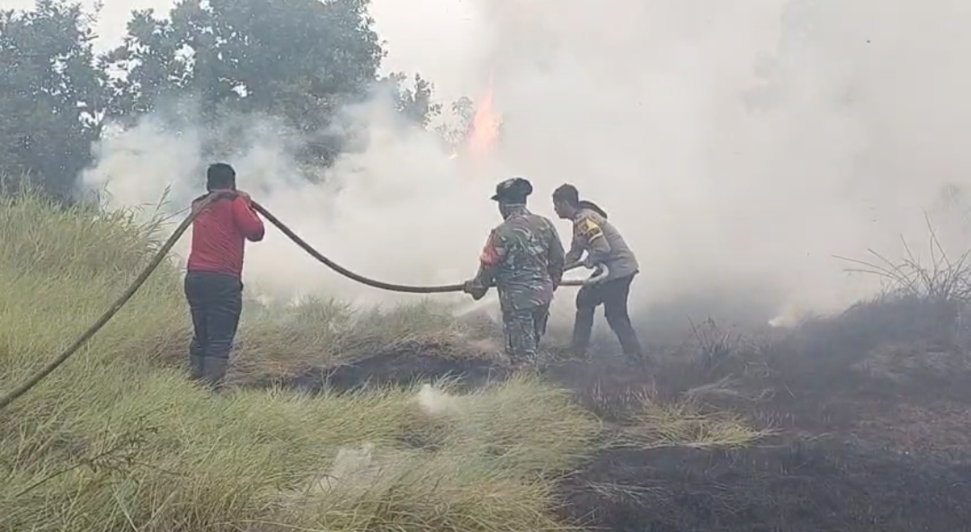 Karhutla Pulau Semambu Belum Padam, Polres Ogan Ilir dan Tim Gabungan Terus Lakukan Pemadaman 6 IMG 20260825 111459
