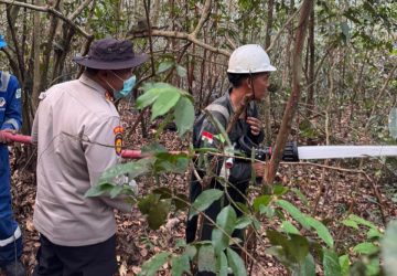 Kapolres Muara Enim Pimpin Pemadaman Karhutla di Dekat Objek Vital Pertamina