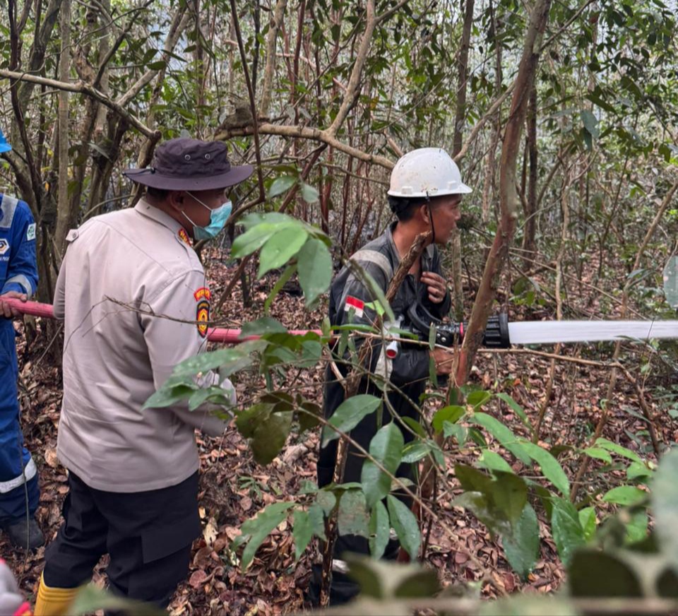 Kapolres Muara Enim Pimpin Pemadaman Karhutla di Dekat Objek Vital Pertamina 6 IMG 20260829 080020