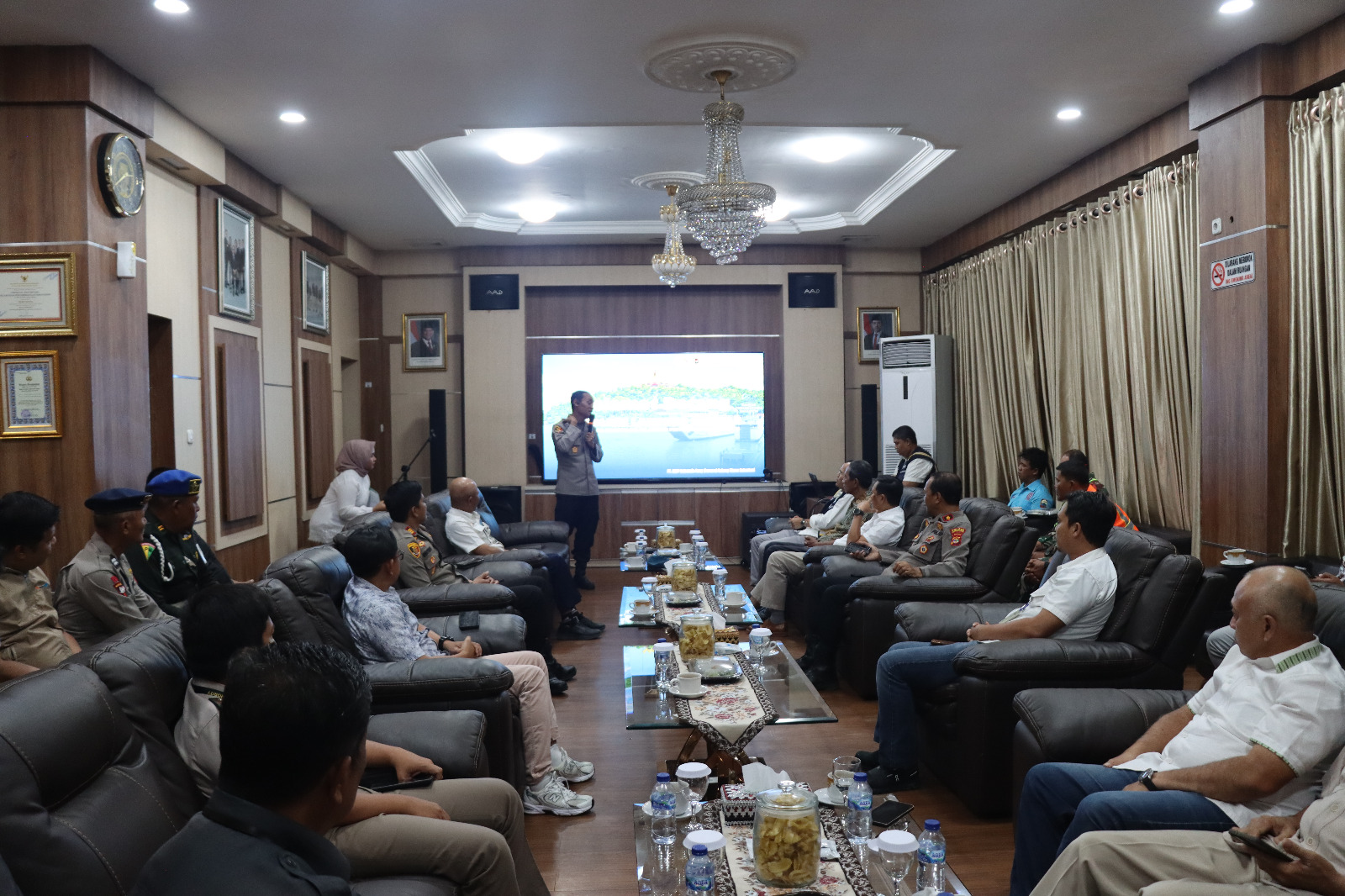 Menjelang Nataru, Kapolres Lampung Selatan Perkuat Sinergi Pengamanan di Pelabuhan Bakauheni 6 IMG 20260904 WA04001
