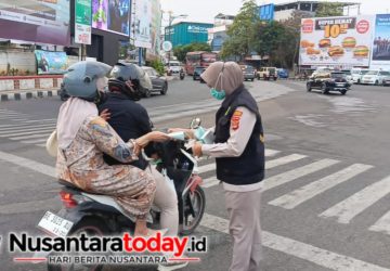 Polisi Bagikan 500 Masker di Tugu Adipura