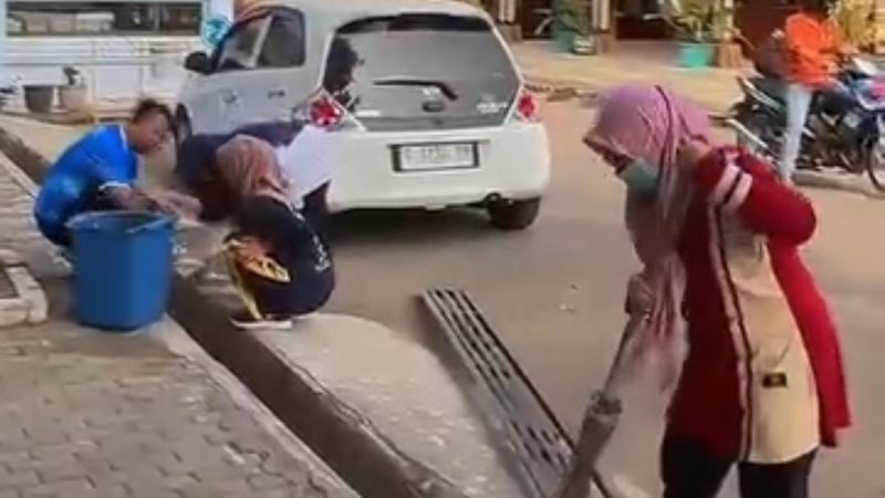 Jumat Bersih, Kecamatan Pemalang Perkuat Budaya Gotong Royong dan Kepedulian Lingkungan 11 Jumat Bersih, Kecamatan Pemalang Perkuat Budaya Gotong Royong dan Kepedulian Lingkungan