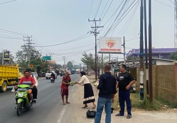 Jumat Berbagi, FDR & Partners Bagikan Puluhan Nasi Kotak kepada Masyarakat Sekayu