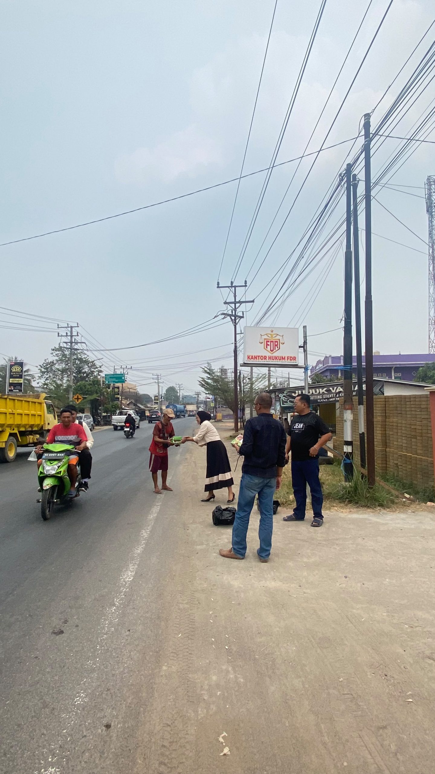 Jumat Berbagi, FDR & Partners Bagikan Puluhan Nasi Kotak kepada Masyarakat Sekayu 6 IMG 20260911 WA0171 scaled