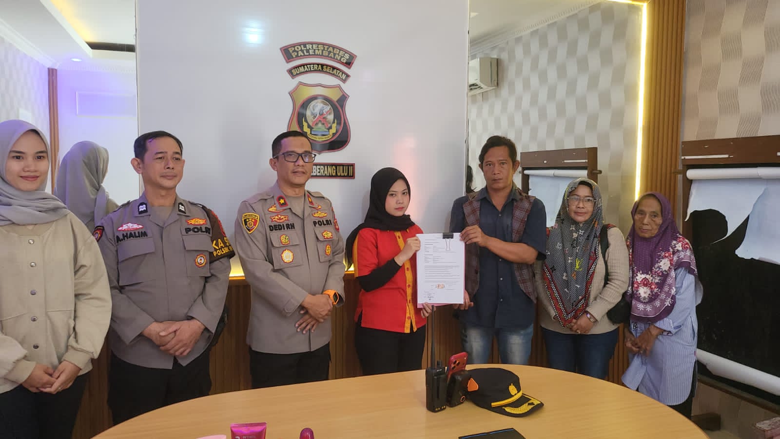 Polsek Seberang Ulu II Palembang Kedepankan Restorative Justice dalam Kasus Pencurian Kosmetik di Minimarket 6 IMG 20260912 WA00751