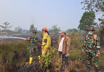 Sinergi TNI dan Warga Padamkan Amukan Karhutla 4 Hektare di Tegal Binangun Palembang