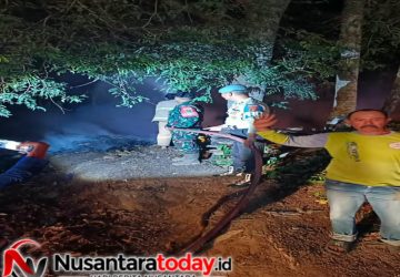 Polsek Abung Surakarta Sigap Padamkan Kebakaran Lahan di Depan Balai Desa