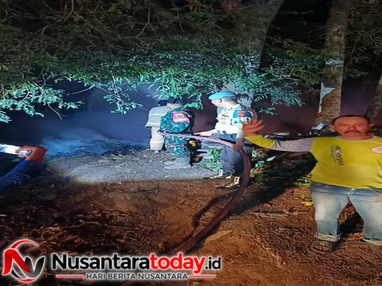Polsek Abung Surakarta Sigap Padamkan Kebakaran Lahan di Depan Balai Desa 6 IMG 20260914 WA0042