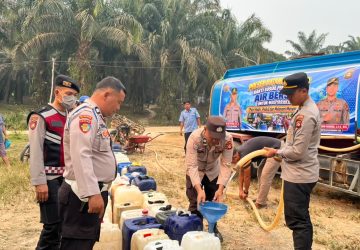 Respons Kekeringan, Polsek Batanghari Leko Distribusikan 10.000 Liter Air Bersih 10 Respons Kekeringan, Polsek Batanghari Leko Distribusikan 10.000 Liter Air Bersih
