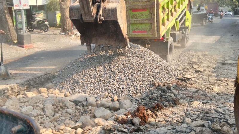 PT. Praba Mas Hill Tegaskan Komitmen Perbaikan Jalan Kalipancur 11 PT. Praba Mas Hill Tegaskan Komitmen Perbaikan Jalan Kalipancur