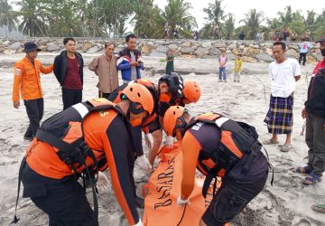 Polres Pesisir Barat Evakuasi Remaja 17 Tahun yang Ditemukan Mengapung di Perairan Pekon Balam