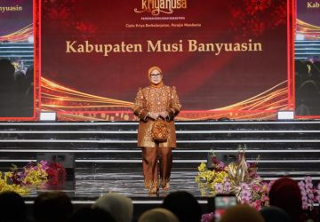 Tampil di Fashion Show Kriyanusa 2026, Hj Patimah Toha Kenakan Gambo Oranye