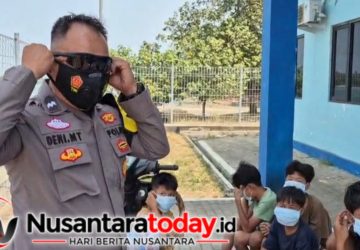 Polisi Bagikan Masker ke Warga Pulau Sebesi