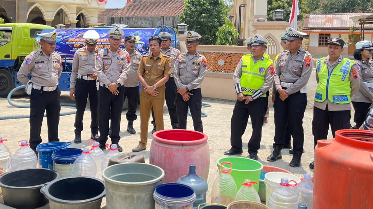 Sambut HUT Polantas Ke 71, Satlantas Polres Pemalang Gelar Aksi Kemanusiaan Ribuan Liter Air Bersih Disalurkan Untuk Warga 6
