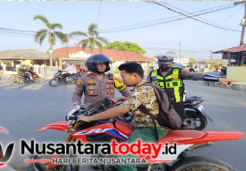 Polres Lampura Hadir di Jalan, Ingatkan Pengendara Pakai Helm 7 Polres Lampura Hadir di Jalan, Ingatkan Pengendara Pakai Helm