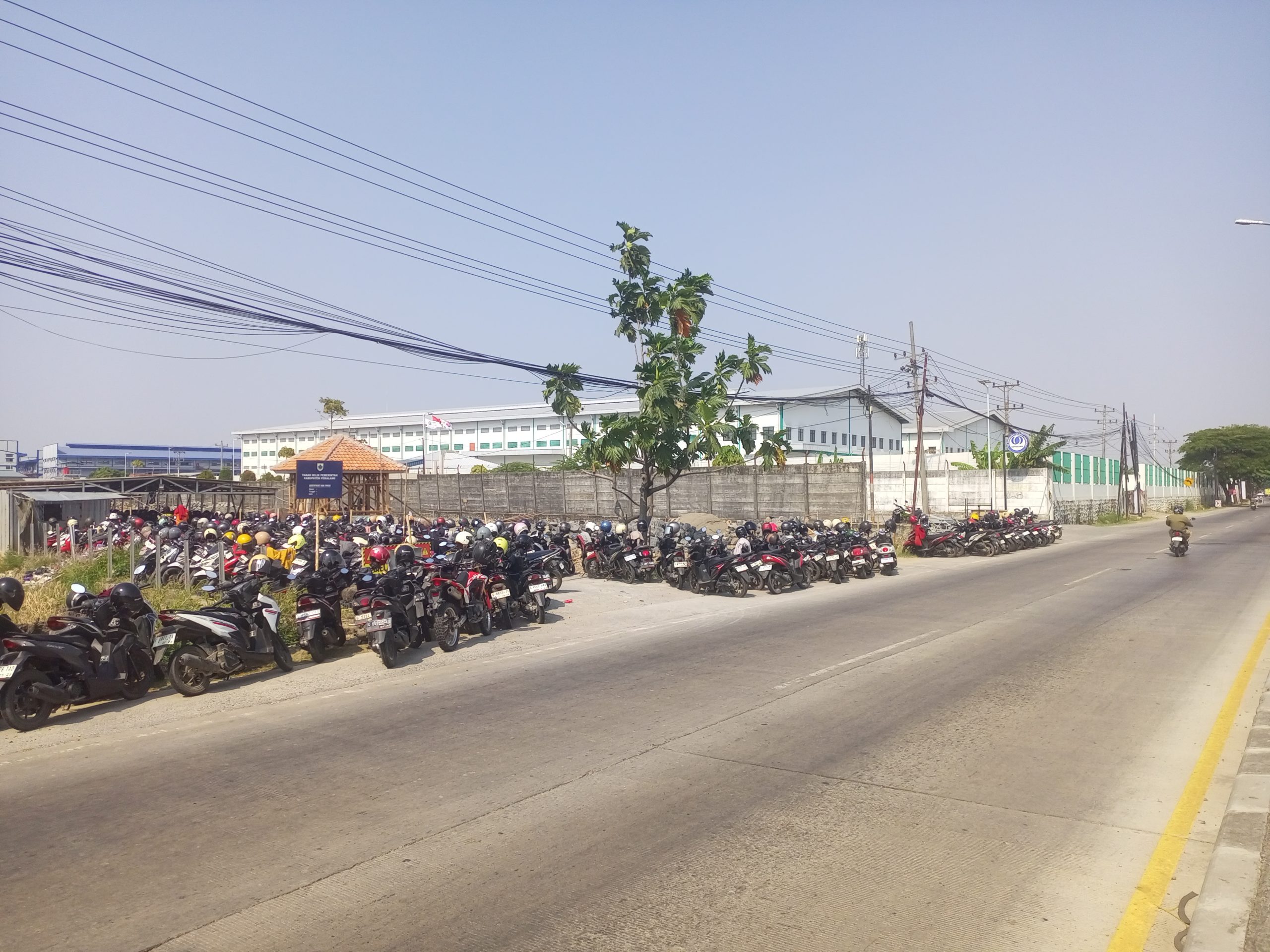 Dugaan Oknum ASN Lindungi Parkiran Ilegal PT Shinsung, Bahu Jalan Pantura Pemalang Terancam 6 IMG 20260921 142849 921 scaled