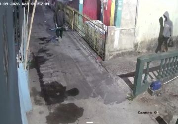 Terekam CCTV, Pencuri Gasak Kabel dan Kipas Angin di Lorong Rukun Palembang