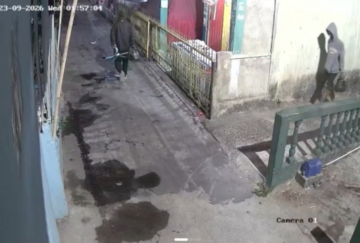 Terekam CCTV, Pencuri Gasak Kabel dan Kipas Angin di Lorong Rukun Palembang 6 IMG 20260923 191557