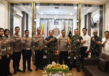 Hangat dan Penuh Keakraban, Polrestabes Palembang Beri Surprise HUT ke-81 TNI