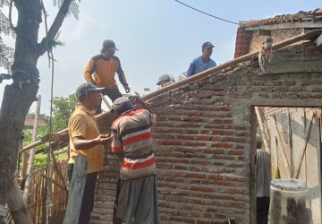 Tak Kuasa Menahan Haru, Cami Janda 85 Tahun Terima Bantuan Bedah Rumah Dari Risyanto Calon kades Sewaka kecamatan Pemalang