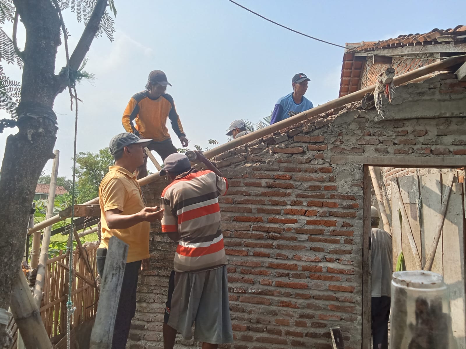 Tak Kuasa Menahan Haru, Cami Janda 85 Tahun Terima Bantuan Bedah Rumah Dari Risyanto Calon kades Sewaka kecamatan Pemalang 6 IMG 20261011 WA0016