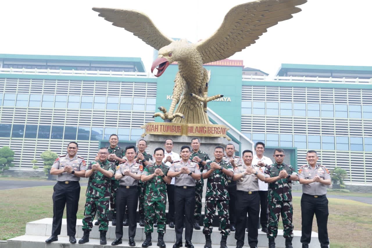 Sinergi TNI-Polri Jadi Fondasi Kamtibmas Kondusif, Kapolda Sumsel Lakukan Lawatan ke Kodam II/Sriwijaya 6 IMG 20261014 WA0408