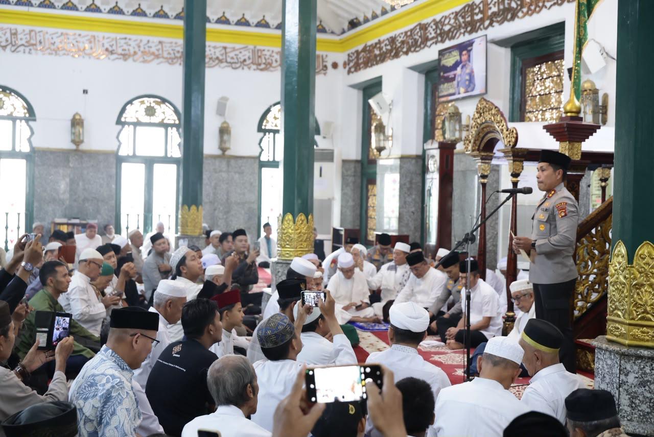 Jumat Keliling di Masjid Agung SMB II, Kapolda Sumsel Ajak Masyarakat Jaga Kamtibmas dan Cegah Karhutla 6 IMG 20261016 WA0318