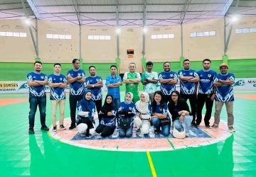 Ketua Koni Buru Foto Bersama Bupati dan Panitia KNPI Cup I Usai Laga Eksbisi