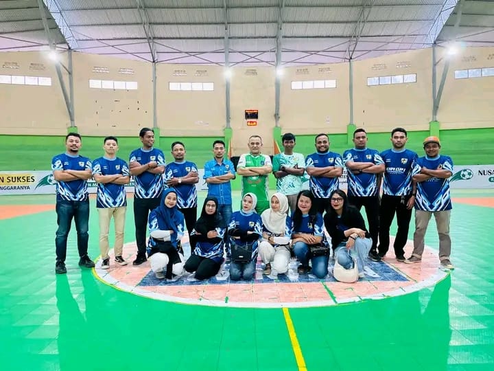 Ketua Koni Buru Foto Bersama Bupati dan Panitia KNPI Cup I Usai Laga Eksbisi 6 IMG 20261018 WA0206