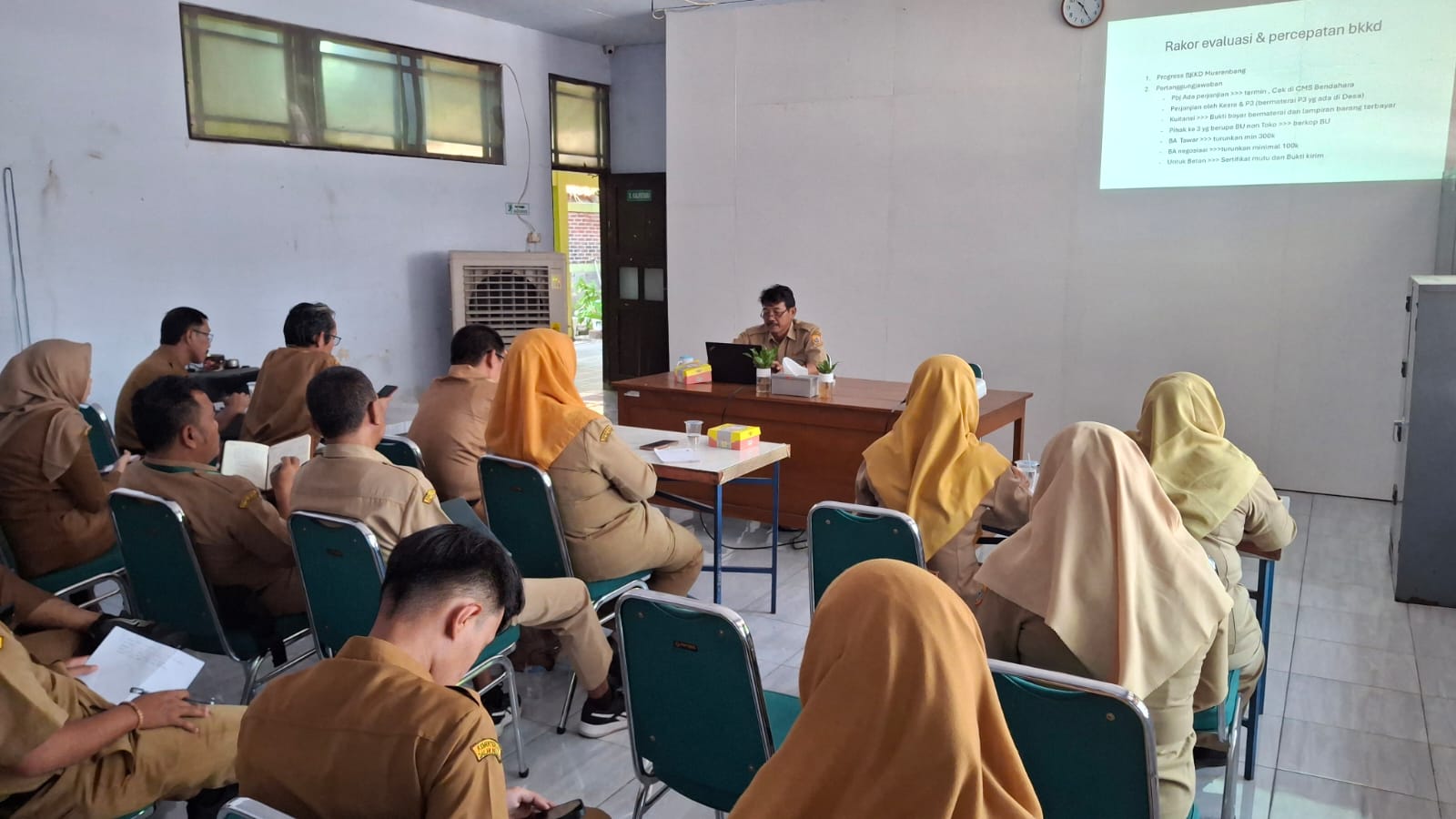 Pemcam Ulujami Dorong Percepatan BKKD 2026, Tekankan Akuntabilitas dan Ketertiban Administrasi 6 IMG 20261019 WA0051
