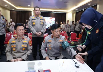 Polisi Bersama Masyarakat, Kapolda, Wakapolda, dan PJU Polda Sumsel Donor Darah Bersama 42 Jurnalis 7 Polisi Bersama Masyarakat, Kapolda, Wakapolda, dan PJU Polda Sumsel Donor Darah Bersama 42 Jurnalis
