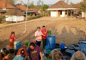 Respons Musim Kemarau Panjang, Madas Sedarah Sampang Gandeng Dinsos Distribusikan Air Bersih