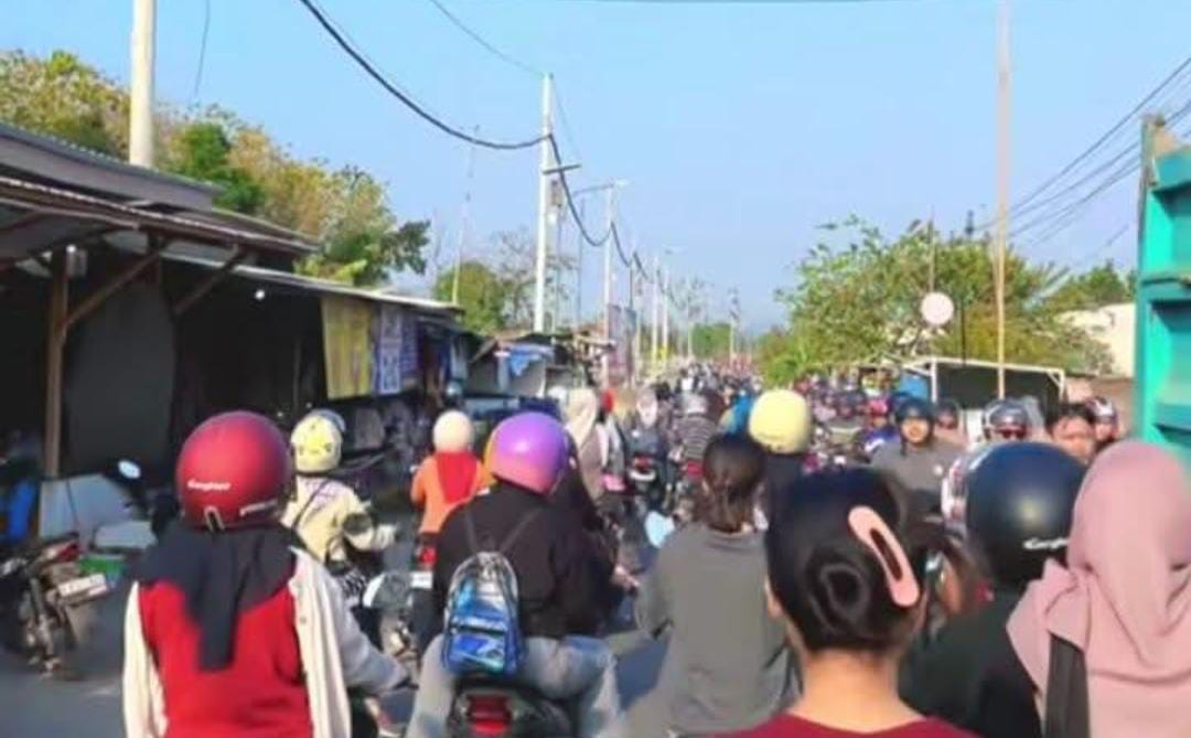 Lalu Lintas Paduraksa-Lobongkok Macet, Warga Minta Manajemen PT Longwell Turun Tangan 6 IMG 20261027 WA0031