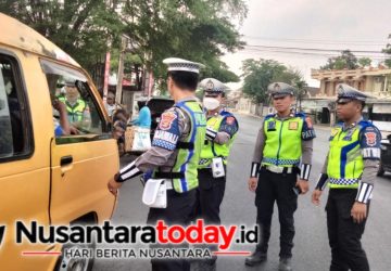 Polres Lampung Utara dan Organda Bagikan 200 Paket Sembako untuk Sopir Angkot 8 Polres Lampung Utara dan Organda Bagikan 200 Paket Sembako untuk Sopir Angkot