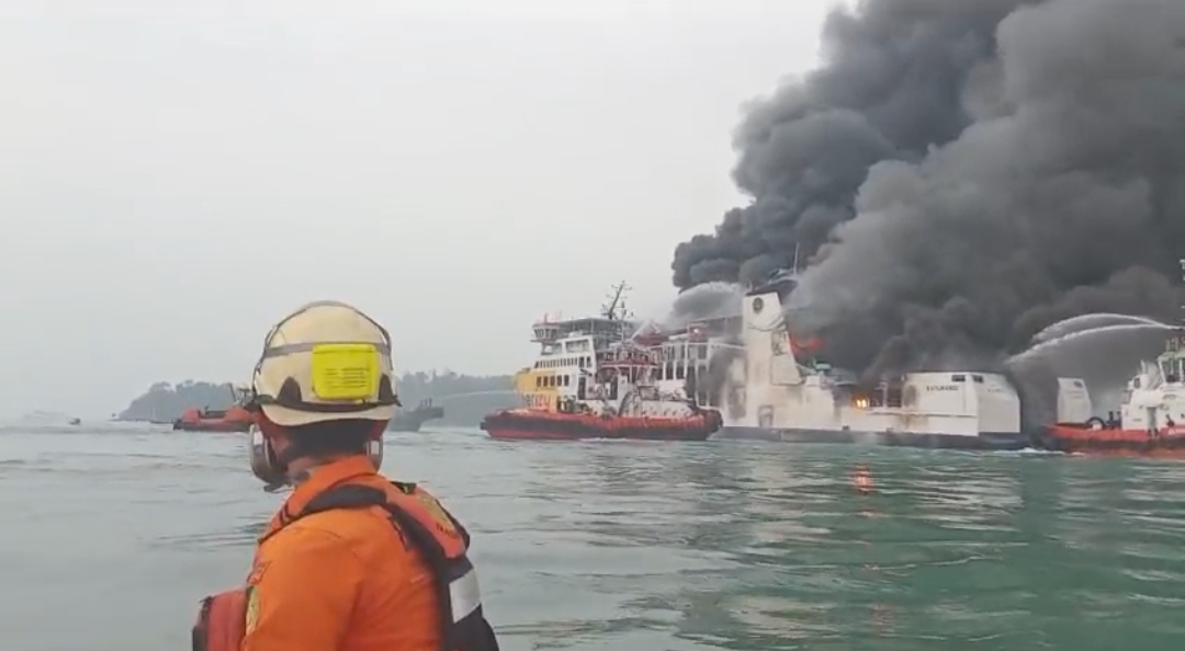 KMP Batumandi Terbakar di Alur Masuk Pelabuhan Merak, Tim SAR Gabungan Diterjunkan 6 IMG 20261020 215624