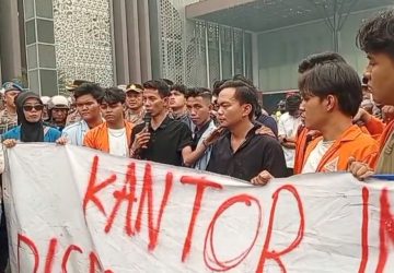 Kecewa Penanganan Karhutla, BEM Nusantara Sumsel Layangkan Mosi Tidak Percaya dan Segel Kantor Gubernur