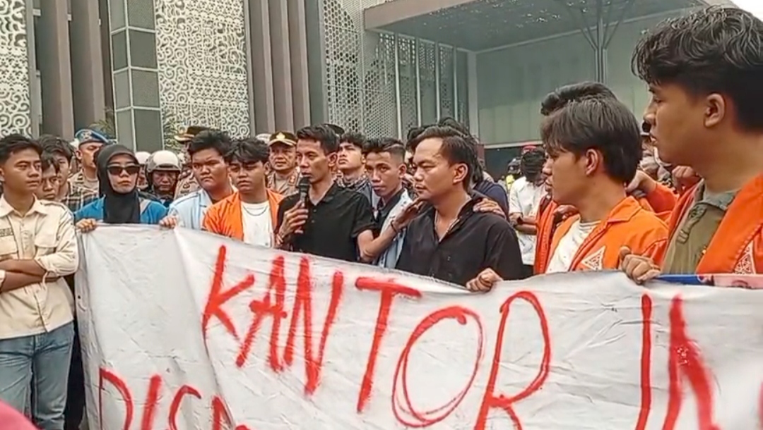 Kecewa Penanganan Karhutla, BEM Nusantara Sumsel Layangkan Mosi Tidak Percaya dan Segel Kantor Gubernur 6 IMG 20261021 213900
