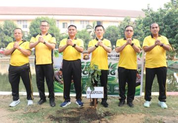 Polda Sumsel Perkuat Green Policing melalui Aksi Peduli Lingkungan di Komplek Pakri