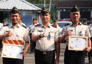 Cegah Barang Terlarang Masuk ke Rutan Kelas 1 Jakpus,Dua Pegawai Diganjar Penghargaan 9 Cegah Barang Terlarang Masuk ke Rutan Kelas 1 Jakpus,Dua Pegawai Diganjar Penghargaan