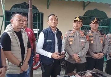 Digerebek Polisi, Delapan Orang di Lorong Kencana SU 1 Palembang Diamankan Bersama Barang Bukti Sabu 8 Digerebek Polisi, Delapan Orang di Lorong Kencana SU 1 Palembang Diamankan Bersama Barang Bukti Sabu