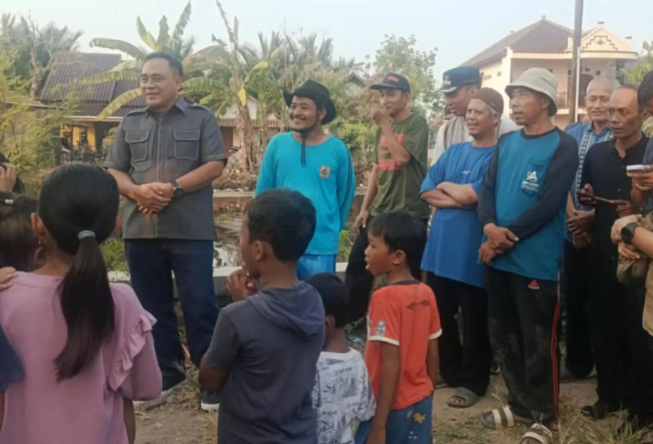 Pemkab Pemalang Salurkan Bantuan Jambanisasi bagi 17 Keluarga di Tasikrejo, Camat Ulujami Turut Mendampingi 6 Plt Bupati Pemalang di Desa Tasikrejo 573360019